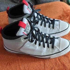 Converse Chuck Taylor Mid Sneakers